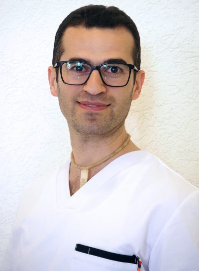 Zahnarzt Garik Khachatryan, der in der Praxis am Senser Platz auch in armenischer Sprache berät