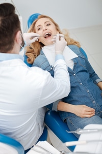 Young charming lady undergoing a dental checkup Zahnarzt Vorsorge in Lörrach – Zahnarztpraxis am Senser Platz