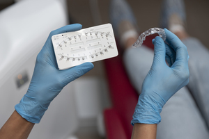 close-up-dentist-instruments Zahnarzt Garik Khachatryan berät Patientin zur Invisalign-Behandlung in Lörrach