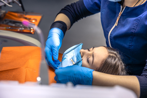 Zahnarztbehandlung mit Kofferdam bei der sicheren Amalgamsanierung