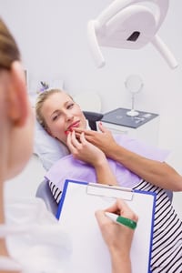 Portrait of female patient with toothache in clinic Patient mit Zähneknirschen und Kieferschmerzen in Lörrach