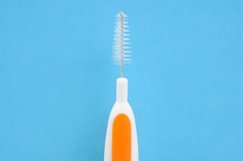 Interdentalbürste in Nahaufnahme Nahaufnahme einer Interdentalbürste mit feinem Bürstenkopf für die tägliche Reinigung der Zahnzwischenräume