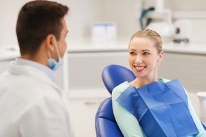 happy male dentist with woman patient at clinic Zahnarzt Vorsorge in Lörrach – Zahnarztpraxis am Senser Platz