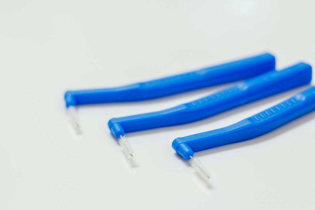 Interdentalbürsten für die Zwischenraumpflege Drei Interdentalbürsten für die tägliche Zwischenraumpflege, die bei Schwangerschaftsgingivitis das Zahnfleisch entlastet